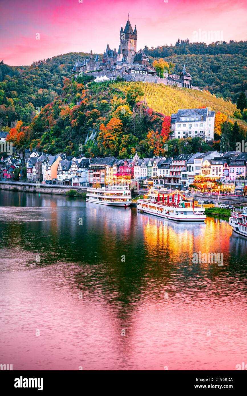 Cochem, Allemagne.Coucher de soleil coloré avec romantique vallée de la Moselle, Rhénanie-Palatinat dans les couleurs automnales rouges. Banque D'Images