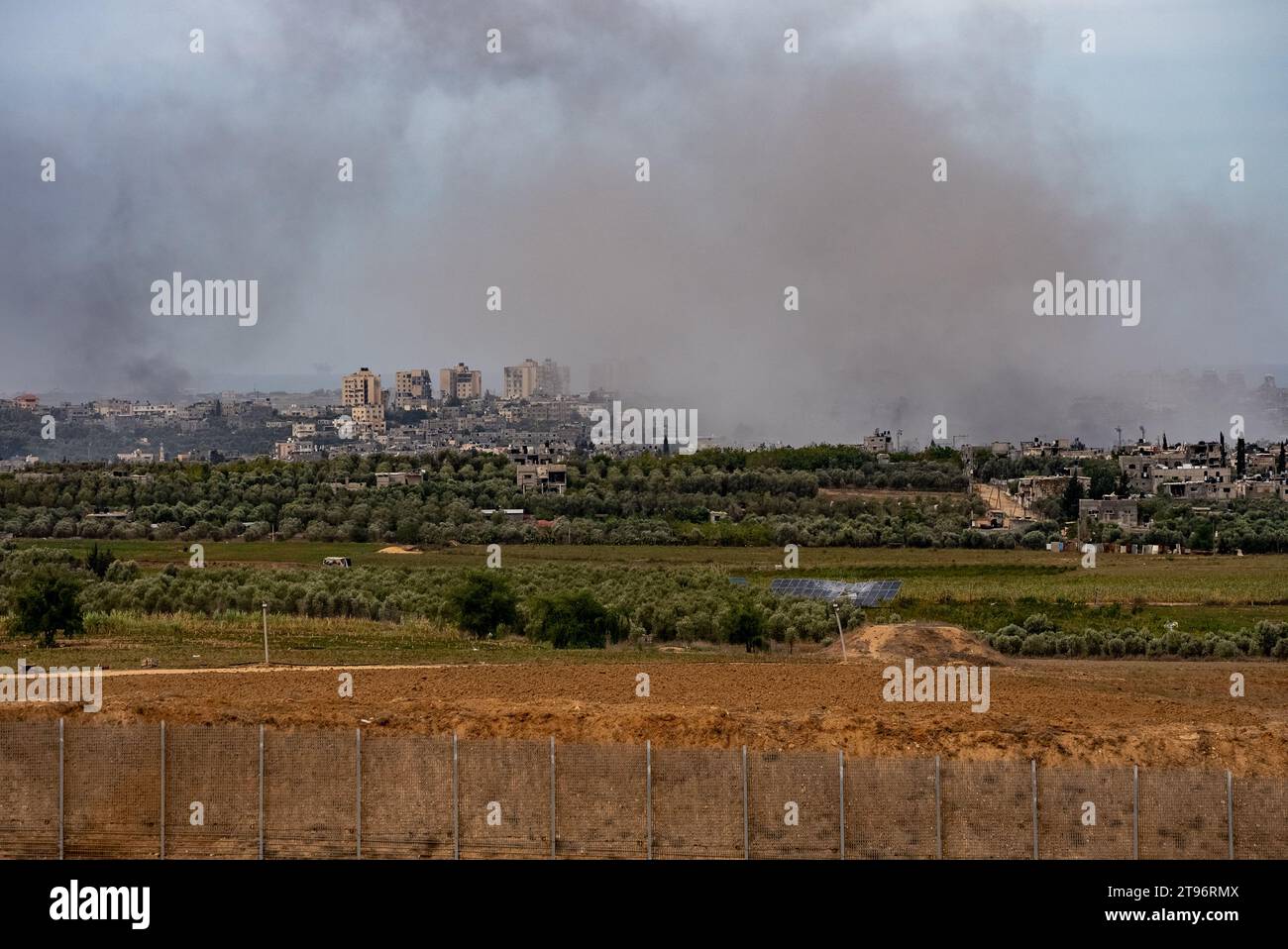 Guerre à Gaza Artillery fume au-dessus de la ville Banque D'Images