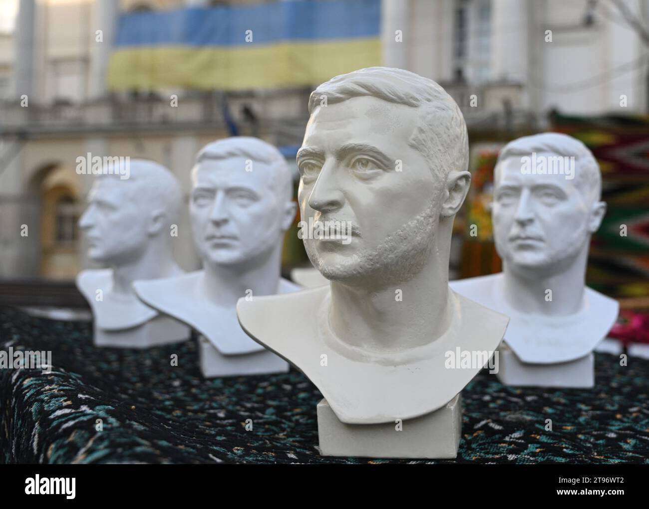 Lviv, Ukraine - 10 février 2023. Des bustes en plâtre représentant le président ukrainien Volodymyr Zelensky sont vendus comme souvenirs sur un marché de la ville de Banque D'Images