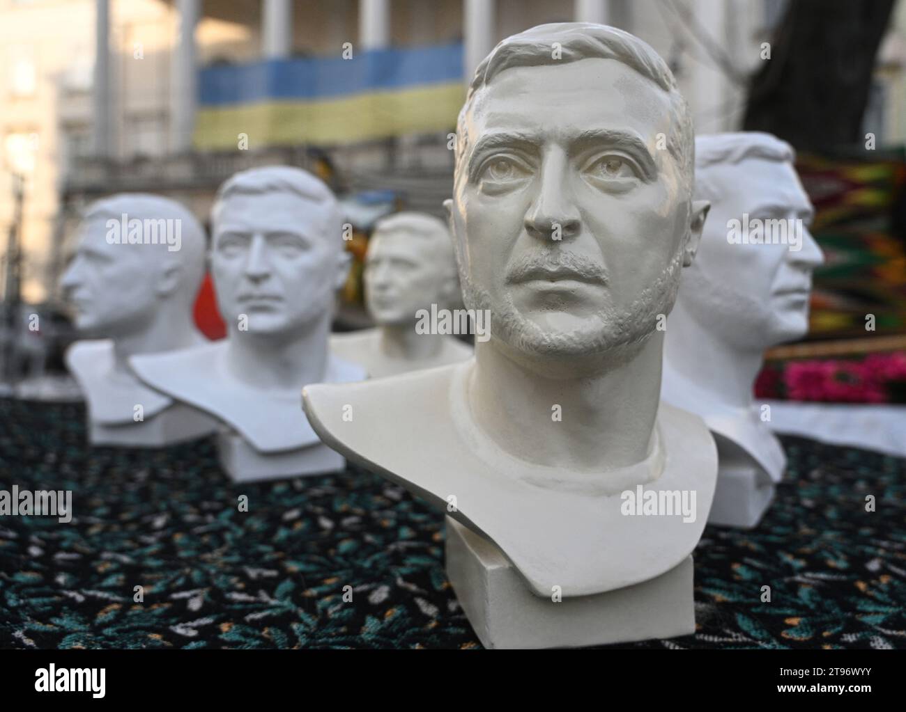 Lviv, Ukraine - 10 février 2023. Des bustes en plâtre représentant le président ukrainien Volodymyr Zelensky sont vendus comme souvenirs sur un marché de la ville de Banque D'Images