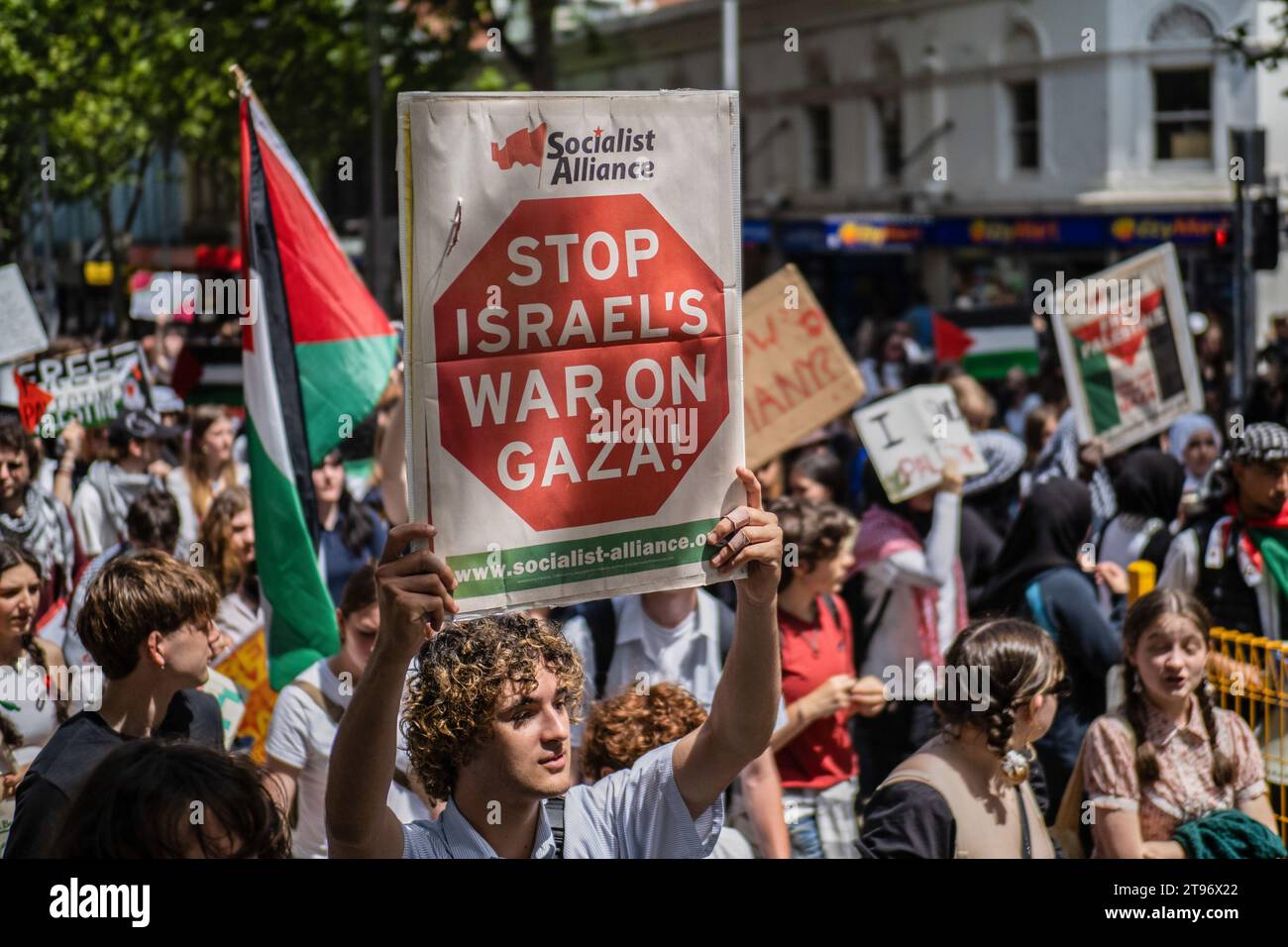 Melbourne, Australie. 23 novembre 2023. Les manifestants défilent sur les pancartes et banderoles de Swanston Street pendant la manifestation. Des centaines d'élèves du primaire et du secondaire participent à une « grève scolaire », sortent de la classe et se réunissent dans le centre-ville pour exprimer leur solidarité avec la cause palestinienne et appeler à la fin de la guerre Israël-Hamas (photo Alex Zucco/SOPA Images/Sipa USA) crédit : SIPA USA/Alamy Live News Banque D'Images