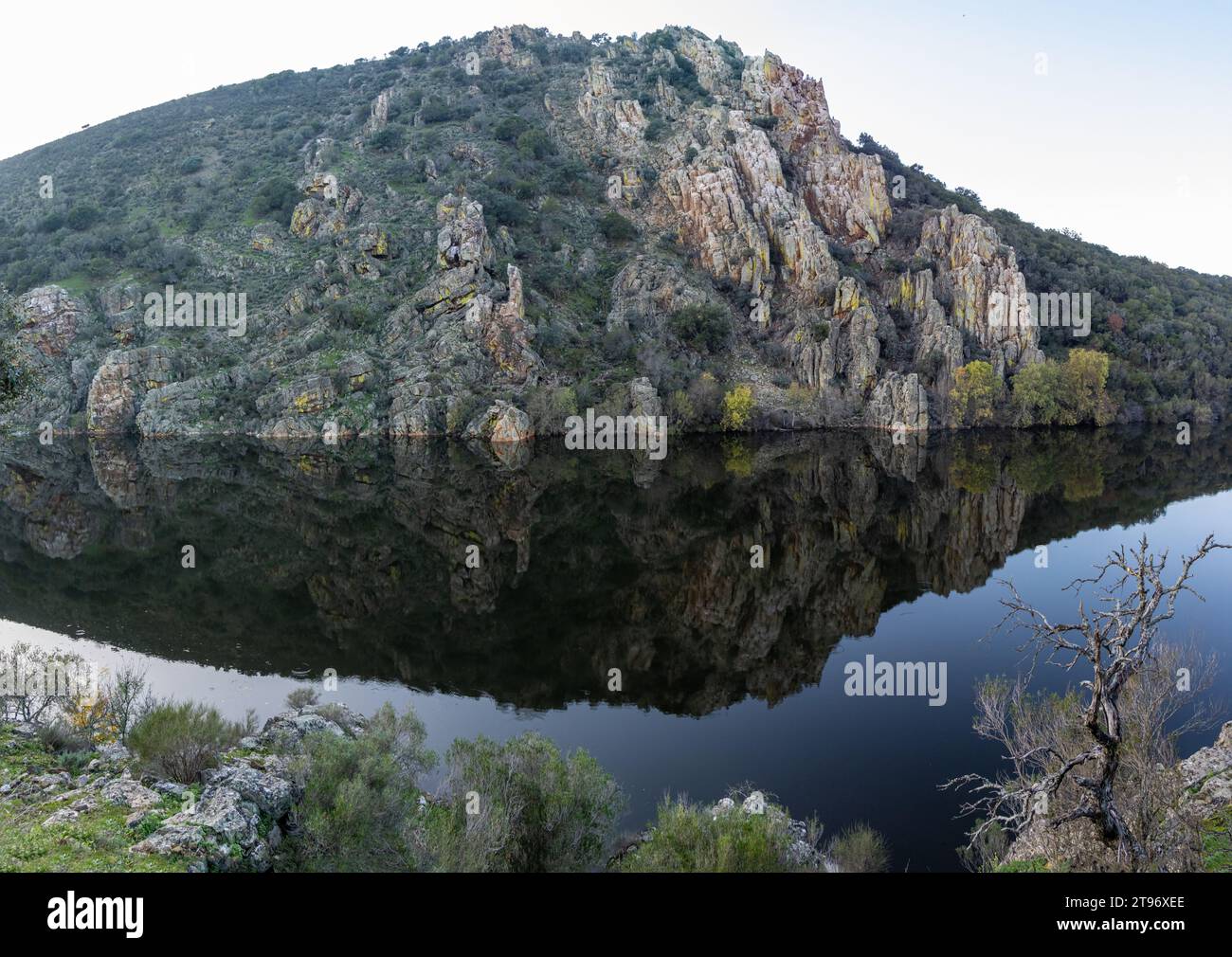 Parque Nacional de Monfragüe, tranquilidad en estas impresionantes rocas con sus reflejos en el agua del Río Tajo, Cáceres, España Banque D'Images