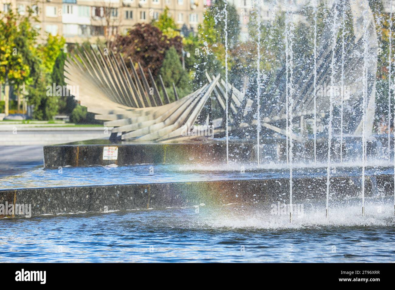 Tôt le matin dans le parc vide près de la rivière dans la ville de Dnipro Banque D'Images