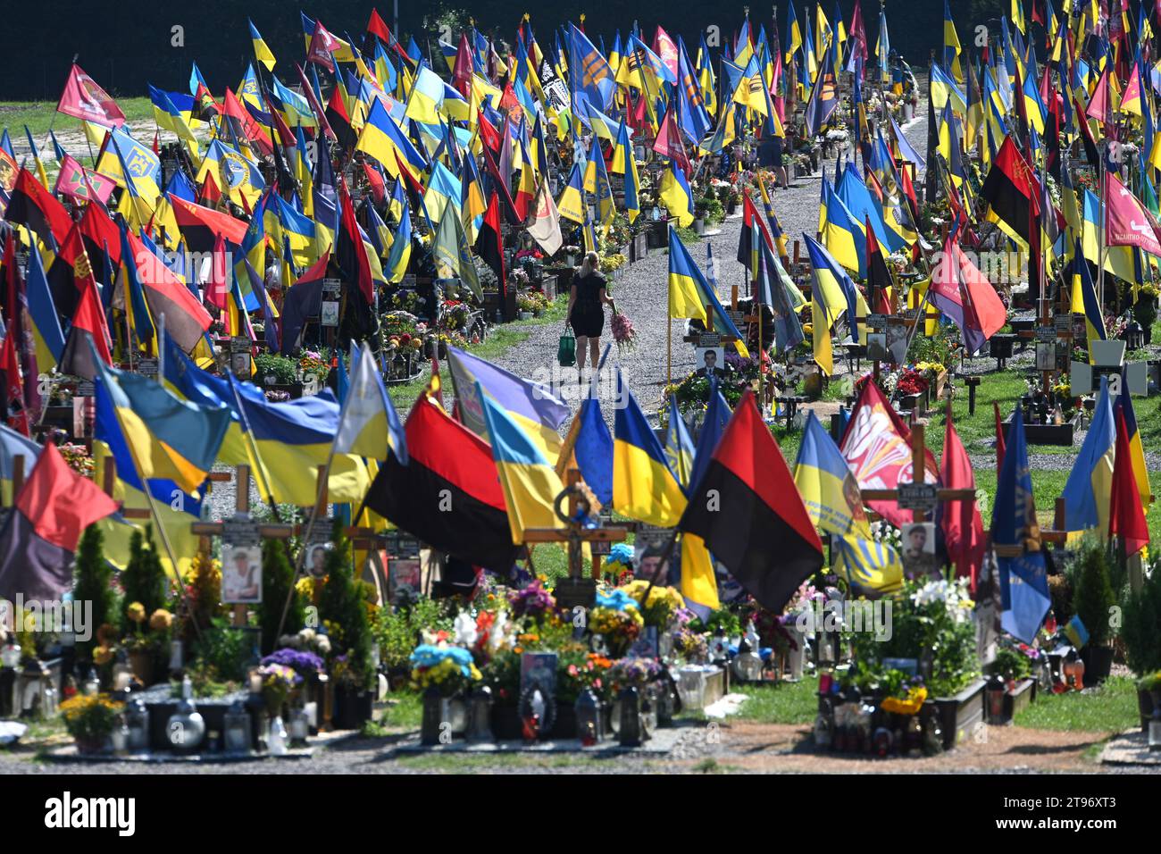 Lviv, Ukraine - 29 août 2023 : Cimetière militaire des soldats ukrainiens tués au combat avec les troupes russes. Banque D'Images