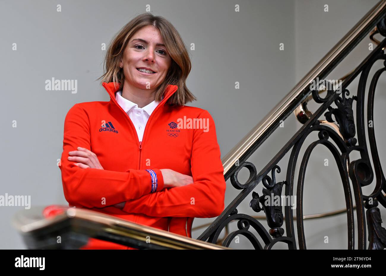 Londres, Royaume-Uni. 23 novembre 2023. Lors de l'annonce de l'équipe de Triathlon pour représenter TeamGB aux Jeux Olympiques de Paris 2024.l'athlète de Triathlon Beth Potter pose lors de l'annonce de l'équipe de Triathlon pour représenter TeamGB aux Jeux Olympiques de Paris 2024. Crédit : Sport in Pictures/Alamy Live News Banque D'Images