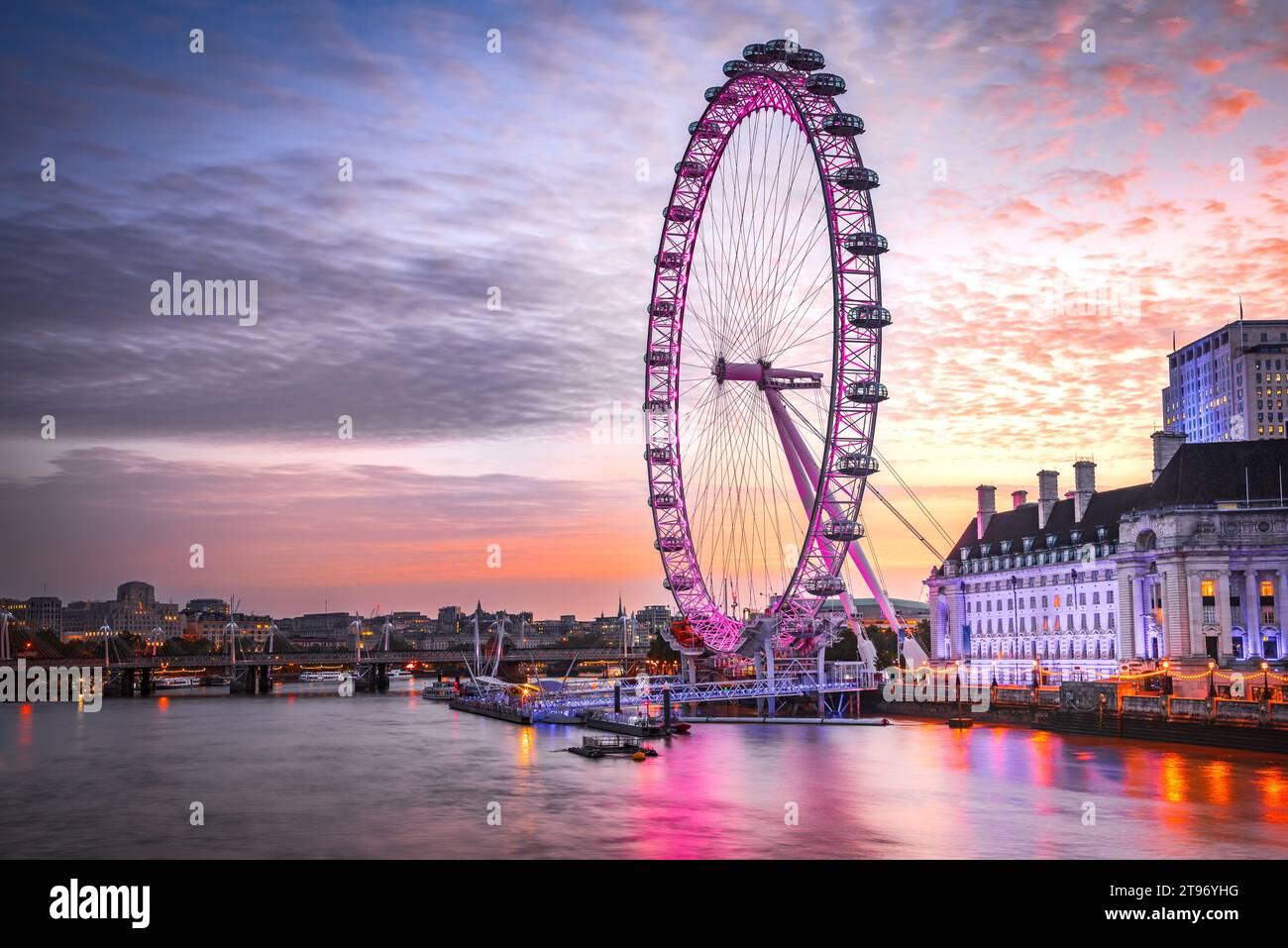 Londres, Angleterre. Le London Eye sur la rive sud de la Tamise la nuit, capitale du Royaume-Uni. Banque D'Images