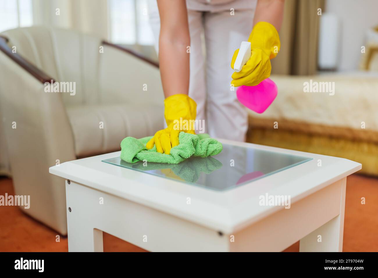 Image rapprochée de la table de nettoyage d'une femme de ménage d'hôtel dans une chambre. Banque D'Images