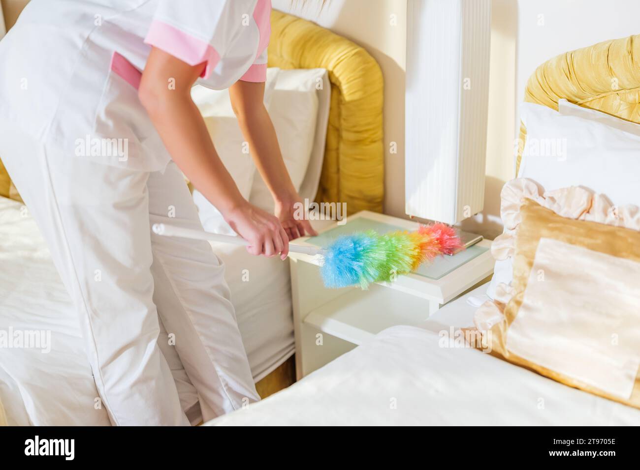 Image de la chambre de ménage de l'hôtel avec un plumeau. Banque D'Images
