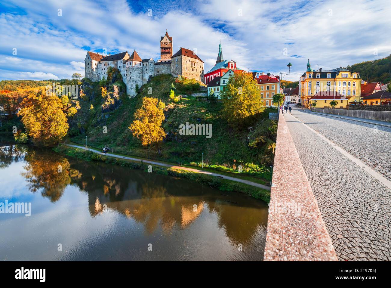 Loket, République tchèque. Ville colorée et château de Loket sur la rivière Ohre près de Karlovy Vary, Bohême. Banque D'Images