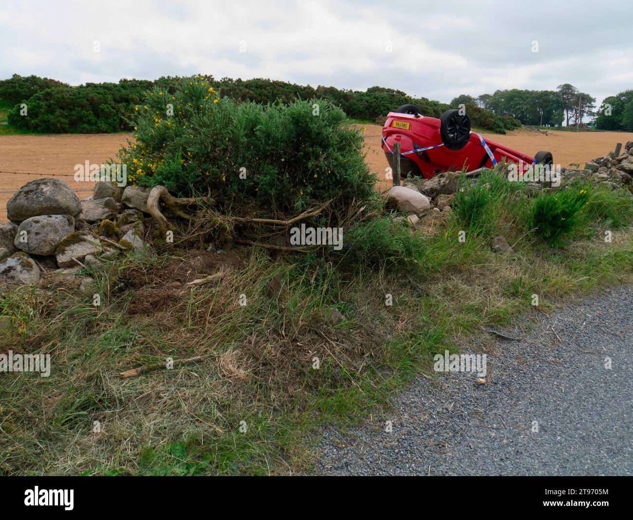 Voiture renversée dans le champ Banque D'Images