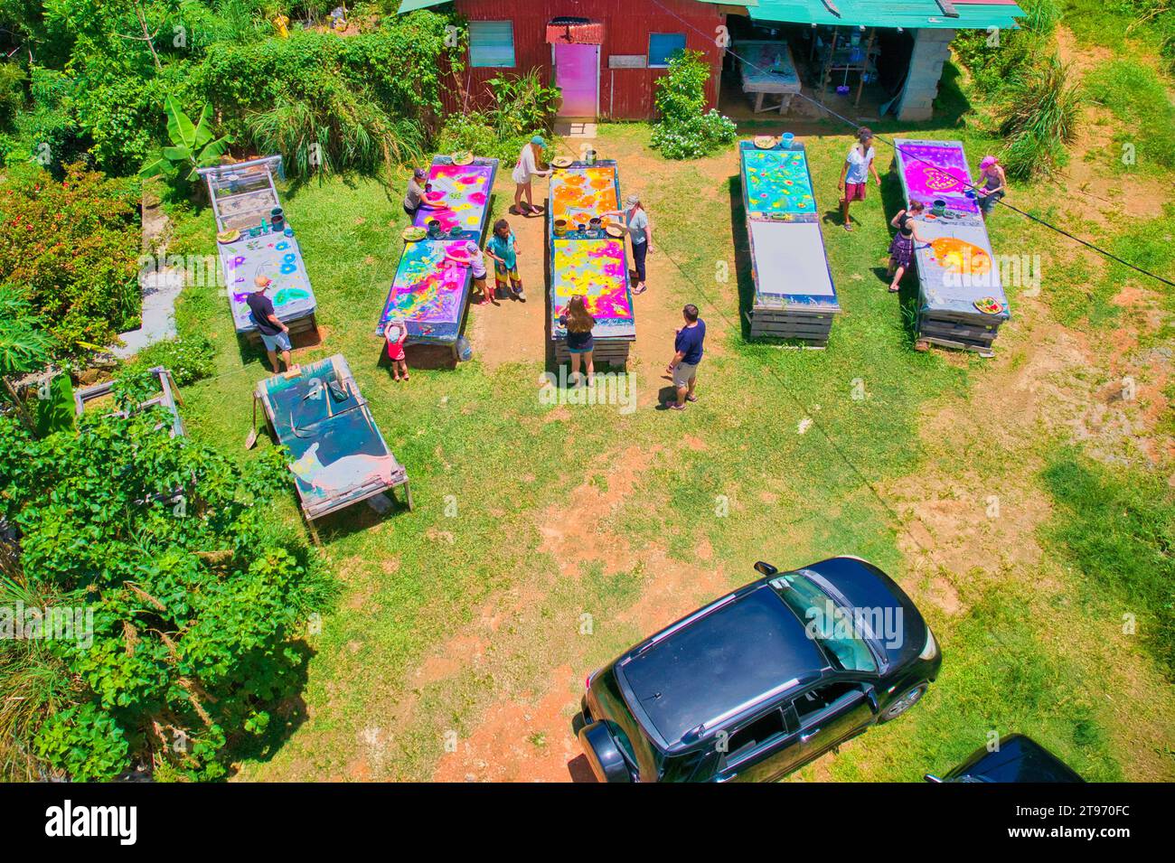 Mahé, Seychelles 23.11.2023 Drone photo de clients à Roots Seychelles, atelier batik, Mahé, Seychelles Banque D'Images
