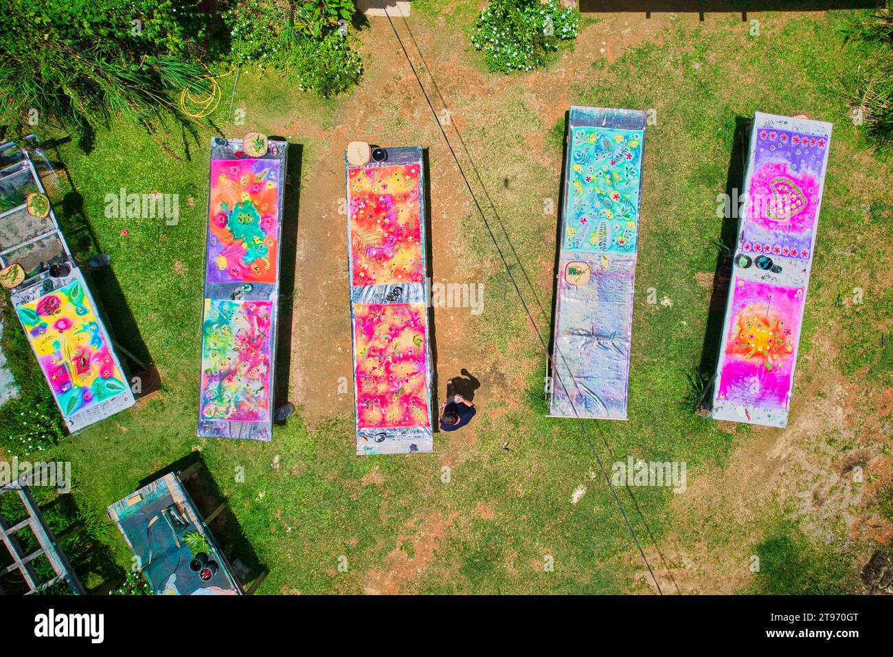 Mahé, Seychelles 23.11.2023 Drone shot de séchage de batik, impression solaire à Roots Seychelles, atelier de batik, Mahé, Seychelles Banque D'Images