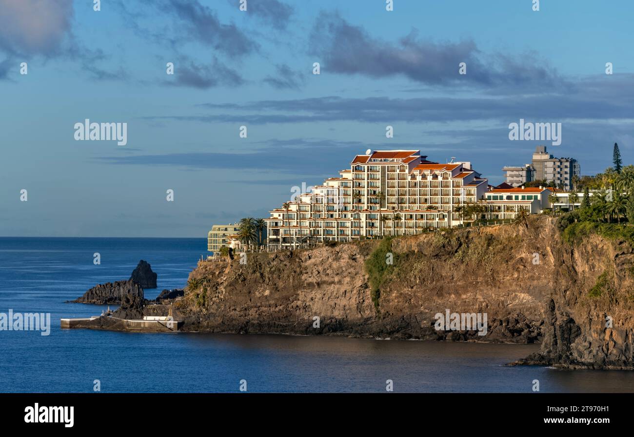 Port et port Funchal, Portugal avec les immeubles d'appartements et les hôtels environnants Banque D'Images