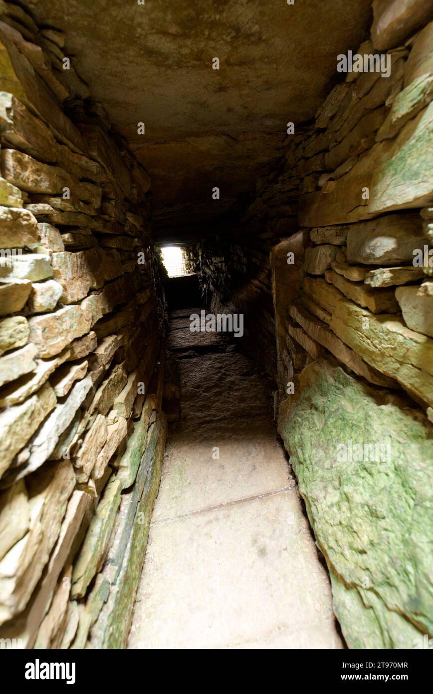 Chambre dans le cairn néolithique de Taversoe Tuick, île de Rousay Banque D'Images
