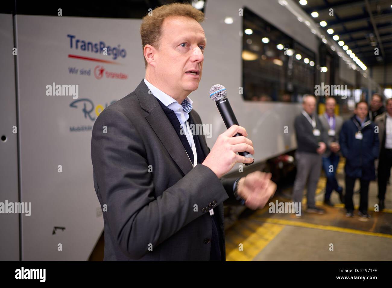Koblenz, Allemagne. 23 novembre 2023. Henrik Behrens, directeur général de Trans Regio, présente les unités de traction Siemens Desiro modernisées. L'espacement des sièges a été augmenté, des prises supplémentaires ont été installées sur de nombreux sièges et le WLAN a été installé. TRANS Regio continuera d'être responsable de l'exploitation du MittelrheinBahn (RB 26). En juin 2021, Trans Regio Deutsche Regionalbahn GmbH s’est vu attribuer le marché pour la poursuite de l’exploitation du Mittelrhein-Bahn (RB26) dans le cadre de la procédure d’appel d’offres correspondante. Crédit : Thomas Frey/dpa/Alamy Live News Banque D'Images