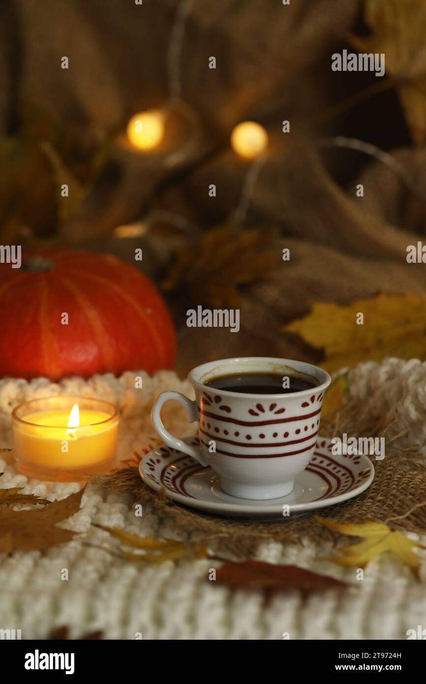 tasse de café sur le fond d'automne avec des feuilles et des bougies Banque D'Images