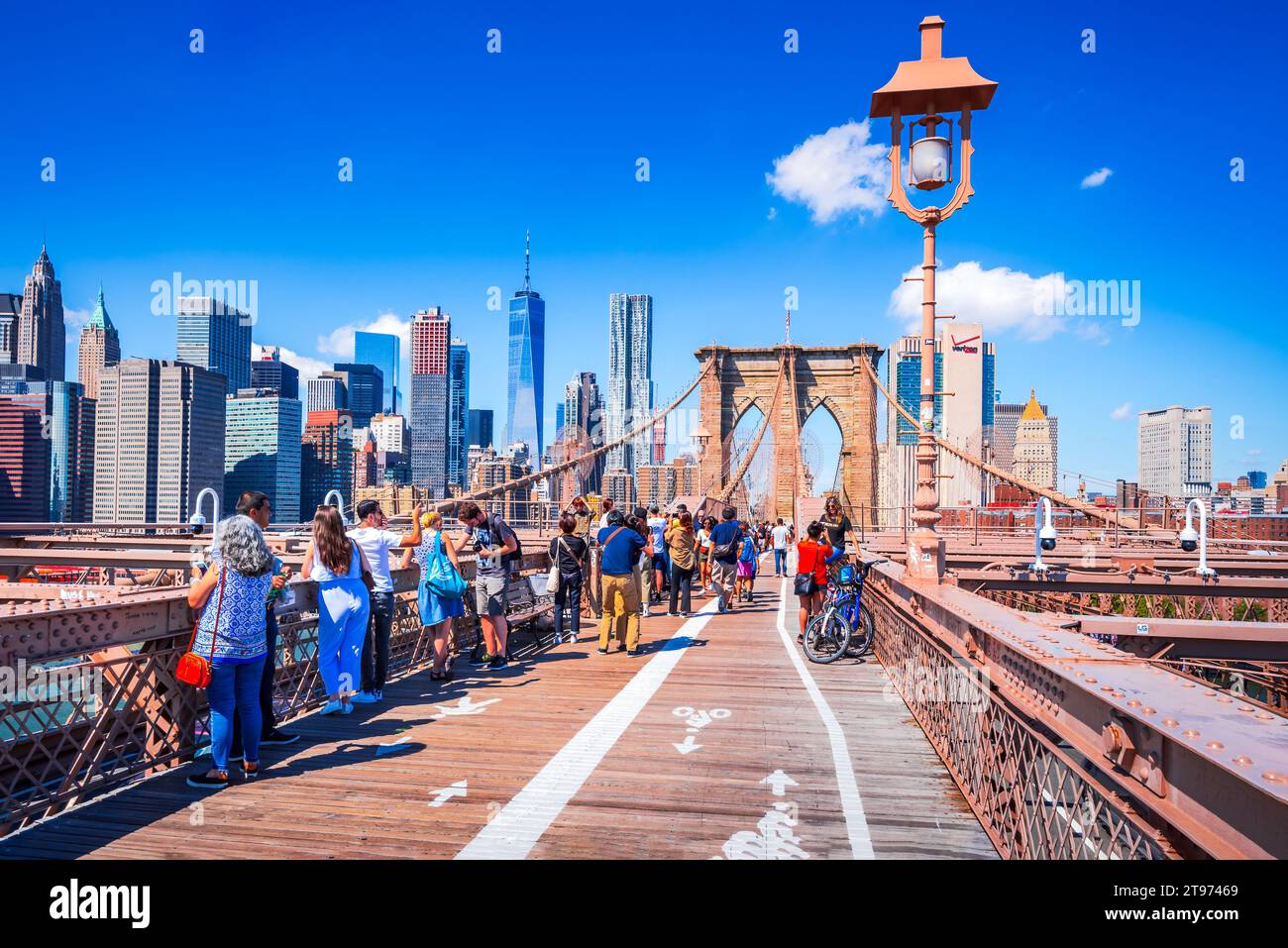 New York, États-Unis - 15 septembre 2019. Brooklyn Bridge et Manhattan avec One World Tower, célèbres paysages de New York. Banque D'Images