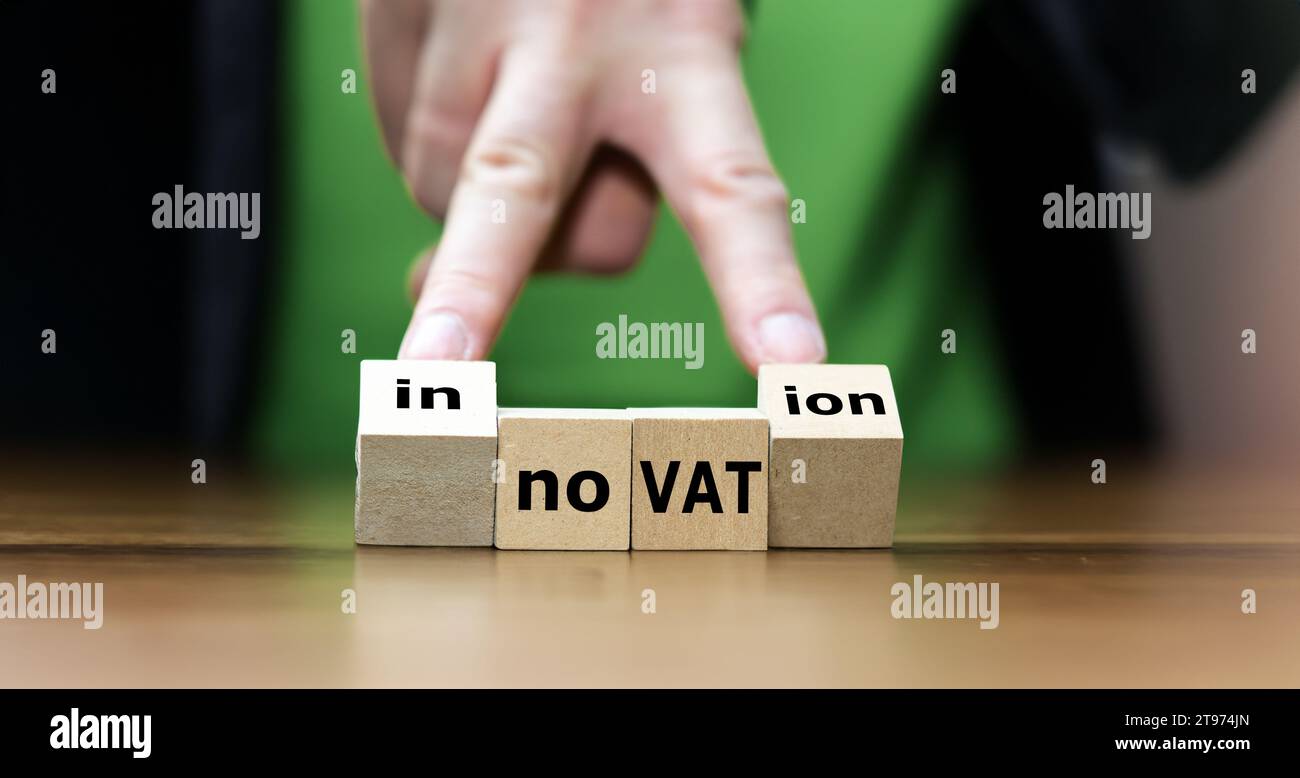 Les cubes en bois forment les expressions «pas de TVA» et «innovation». Banque D'Images