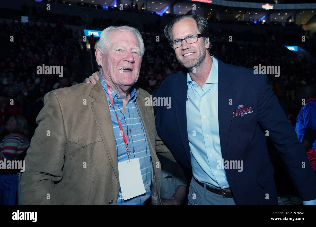 St. Louis, États-Unis. 26 novembre 2023. Jackie Smith (à gauche), membre du Temple de la renommée du football national, accueille Chris Pronger, membre du Temple de la renommée du hockey national, tandis que les deux assistent au match de boxe Guns and Hose à l'Enterprise Center de St. Louis le mercredi 22 novembre 2023. L'événement annuel amasse des fonds pour les familles des policiers, des pompiers et du personnel médical tués dans l'exercice de leurs fonctions. Photo de Bill Greenblatt/UPI crédit : UPI/Alamy Live News Banque D'Images