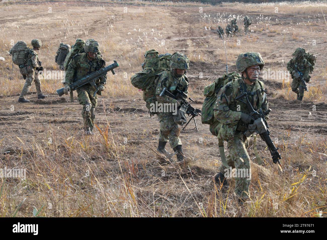 Shikama, Japon. 23 novembre 2023. Membre du 1e bataillon de l'armée britannique, les Royal Gurkha Rifles et l'équipe de combat de la 16e brigade d'assaut aérien prennent part à l'exercice militaire conjoint du Royaume-Uni et du Japon 'vigilant Isles 23' dans la zone de manœuvre d'Ojojihara dans la préfecture de Miyagi, Japon, le jeudi 23 novembre 2023. Photo de Keizo Mori/UPI crédit : UPI/Alamy Live News Banque D'Images