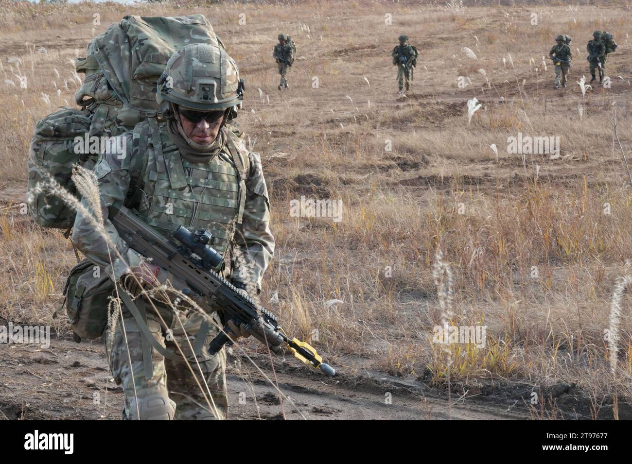 Shikama, Japon. 23 novembre 2023. Membre du 1e bataillon de l'armée britannique, les Royal Gurkha Rifles et l'équipe de combat de la 16e brigade d'assaut aérien prennent part à l'exercice militaire conjoint du Royaume-Uni et du Japon 'vigilant Isles 23' dans la zone de manœuvre d'Ojojihara dans la préfecture de Miyagi, Japon, le jeudi 23 novembre 2023. Photo de Keizo Mori/UPI crédit : UPI/Alamy Live News Banque D'Images