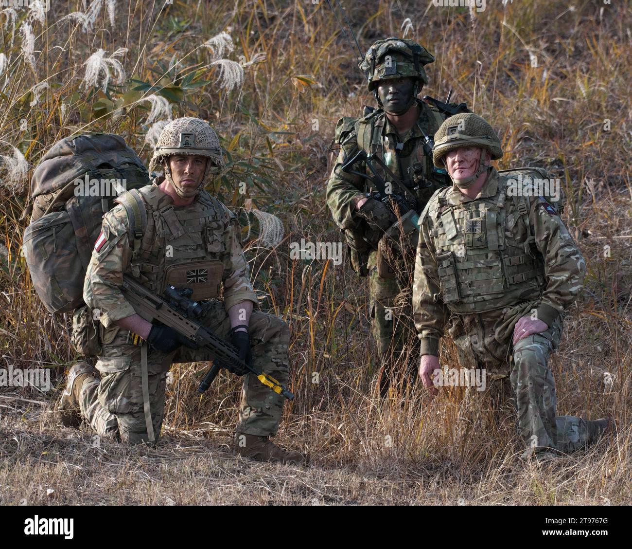 Shikama, Japon. 23 novembre 2023. Membre du 1e bataillon de l'armée britannique, les Royal Gurkha Rifles et l'équipe de combat de la 16e brigade d'assaut aérien prennent part à l'exercice militaire conjoint du Royaume-Uni et du Japon 'vigilant Isles 23' dans la zone de manœuvre d'Ojojihara dans la préfecture de Miyagi, Japon, le jeudi 23 novembre 2023. Photo de Keizo Mori/UPI crédit : UPI/Alamy Live News Banque D'Images