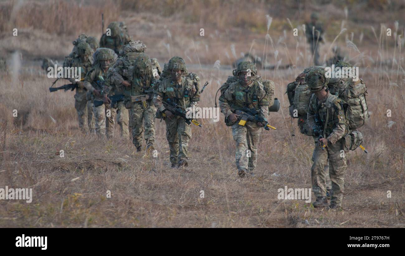 Shikama, Japon. 23 novembre 2023. Membre de la 1e brigade aéroportée de la Force d'autodéfense terrestre japonaise et du 1e bataillon de l'armée britannique, les Royal Gurkha Rifles et l'équipe de combat de la 16e brigade d'assaut aérienne prennent part à l'exercice militaire conjoint du Royaume-Uni et du Japon « vigilant Isles 23 » dans la zone de manœuvre d'Ojojihara dans la préfecture de Miyagi, au Japon, jeudi, 23 novembre 2023. Photo de Keizo Mori/UPI crédit : UPI/Alamy Live News Banque D'Images