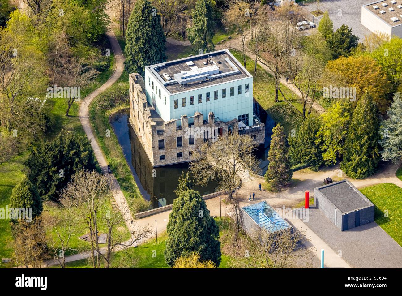 Vue aérienne, cube dans les ruines Haus Weitmar, parc du château et douves, musée souterrain, Weitmar, Bochum, région de la Ruhr, Rhénanie du Nord-Westphalie, Allemagne, DE Banque D'Images