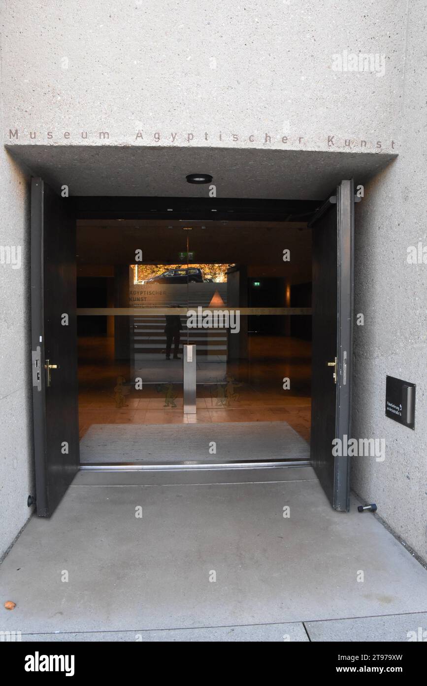 Musées Aegyptische Kunst Eingang Muenchen 23.11.2023 Aegyptisches Museum Muenchen presse Praisentation Thema opération finale Ergreifung und der Prozess von Adolf Eichmann Muenchen *** Musée d'art égyptien entrée Munich 23 11 2023 Musée égyptien Munich Présentation presse thème opération saisie finale et procès d'Adolf Eichmann Munich crédit: Imago/Alamy Live News Banque D'Images