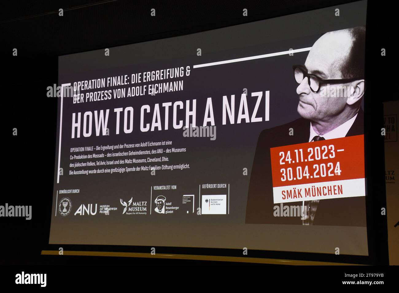 Plaskat Muenchen 23.11.2023 Musée Aegyptisches Muenchen presse Préentation Thema opération finale Ergreifung und der Prozess von Adolf Eichmann Muenchen *** Plaskat Munich 23 11 2023 Musée égyptien Munich Présentation presse thème opération saisie finale et procès d'Adolf Eichmann Munich crédit : Imago/Alamy Live News Banque D'Images