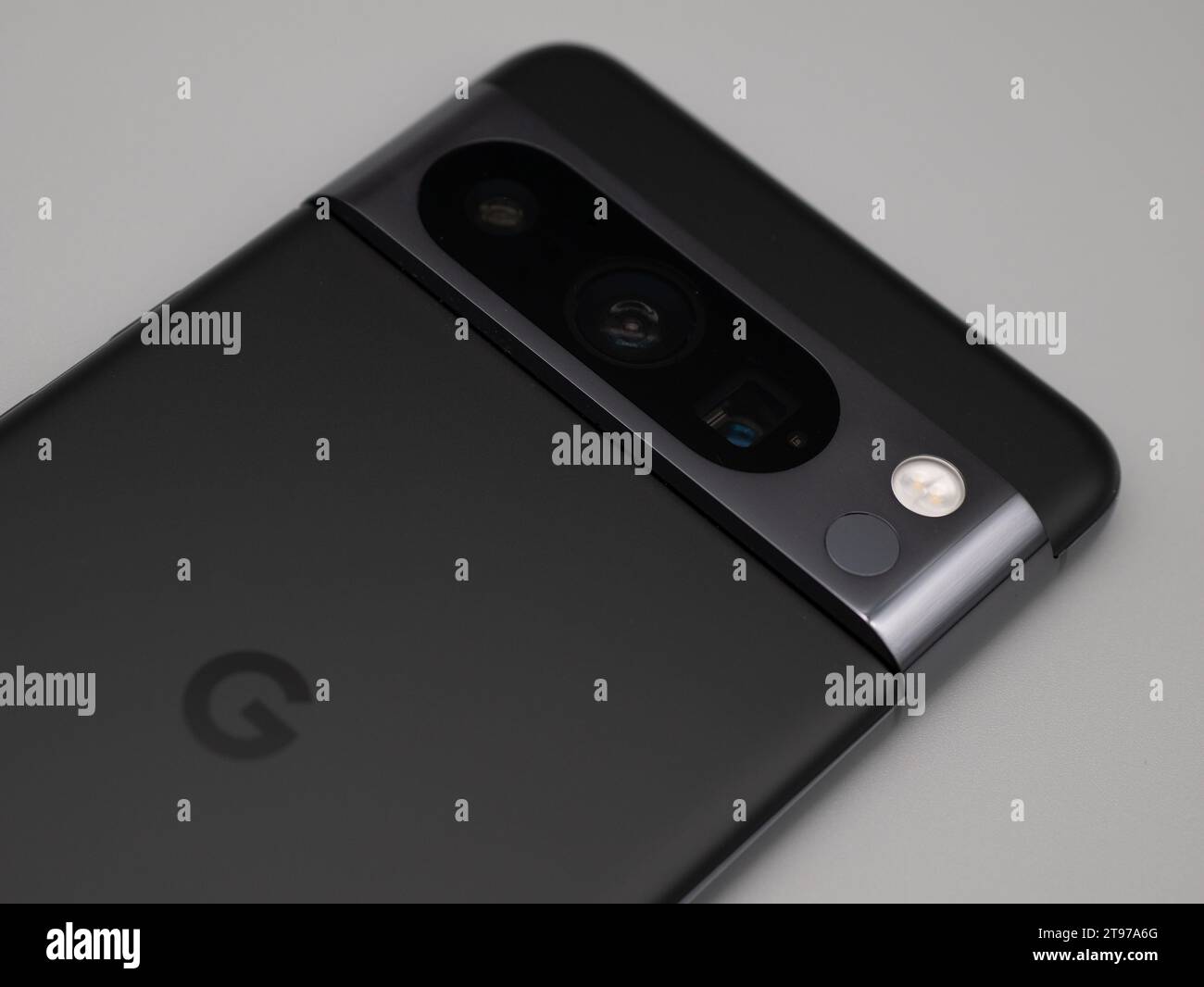 Leeds, Royaume-Uni - novembre 2023 - Google Pixel 8 Pro Obsidian Black Camera Lens en gros plan Banque D'Images