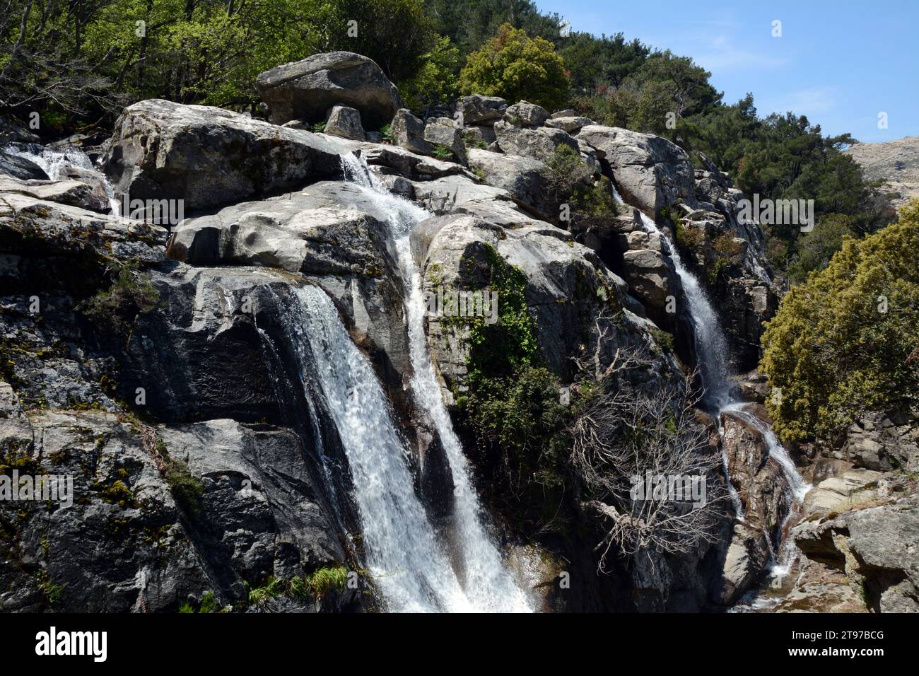 Une cascade et une rivière à côté d'un sentier de randonnée dans les montagnes sur l'île grecque d'Ikaria, une «zone bleue» dans la mer Égée, Profitis Ilias, Grèce. Banque D'Images