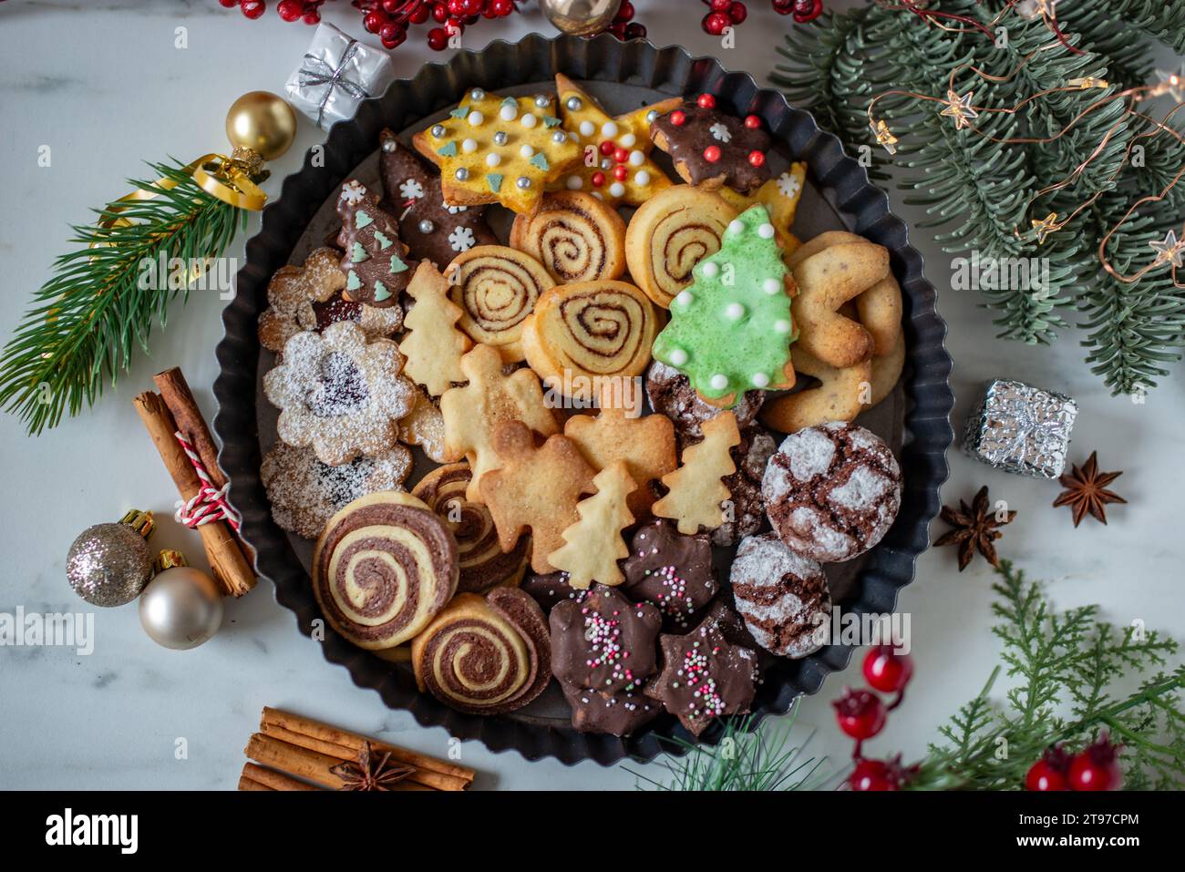Biscuits au gingembre faits maison avec glaçage coloré Banque D'Images