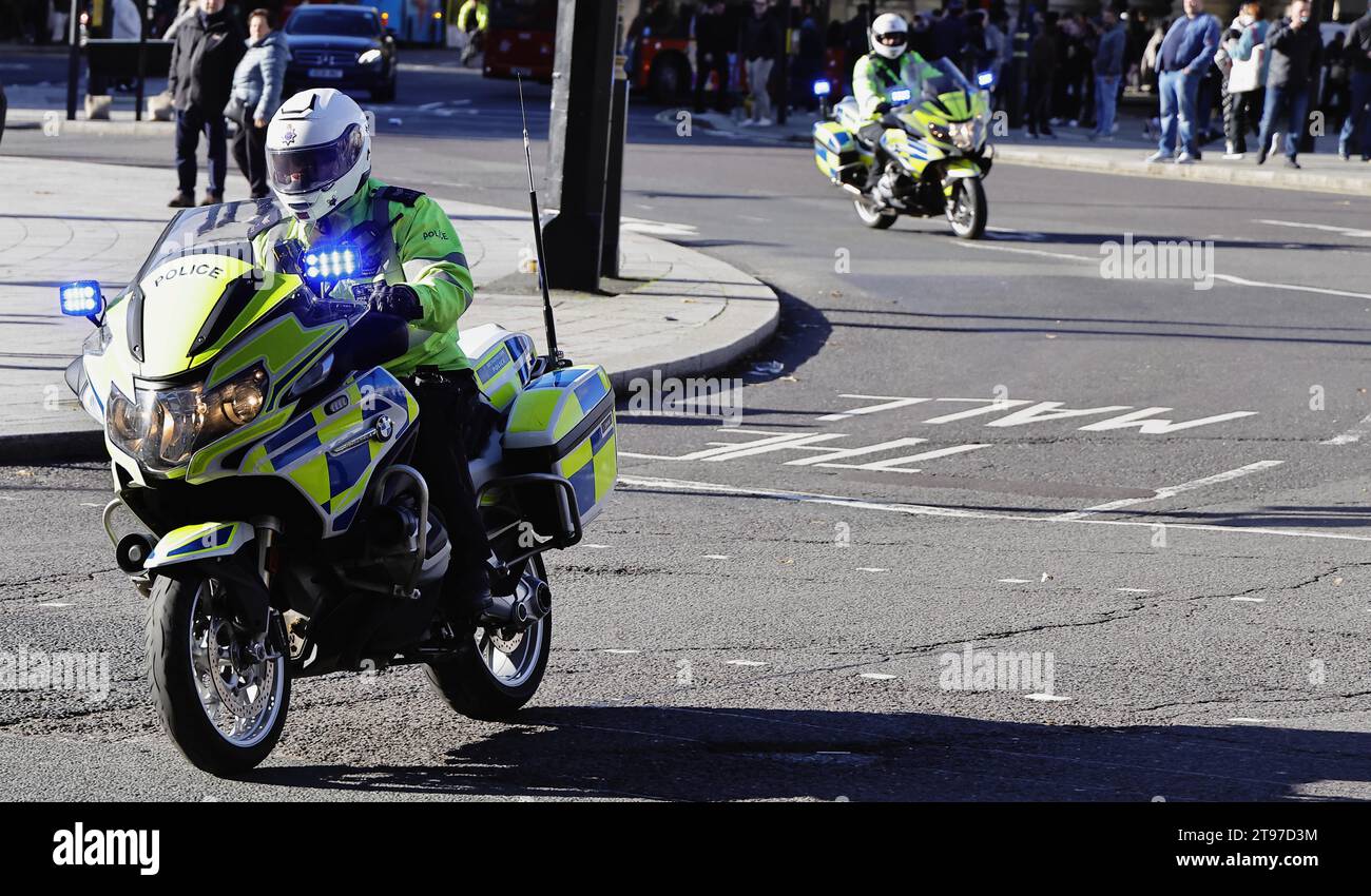 Englan, Londres, Trafalgar Square, vélo de la police métropolitaine aux feux bleus. Banque D'Images