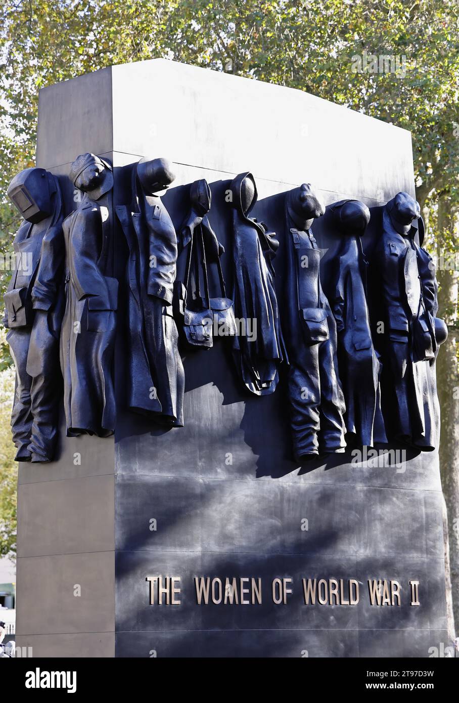 Angleterre, Londres, Whitehall, monument aux femmes de la guerre mondiale 2 mémorial national de guerre près du cénotaphe de John W. Mills, Banque D'Images