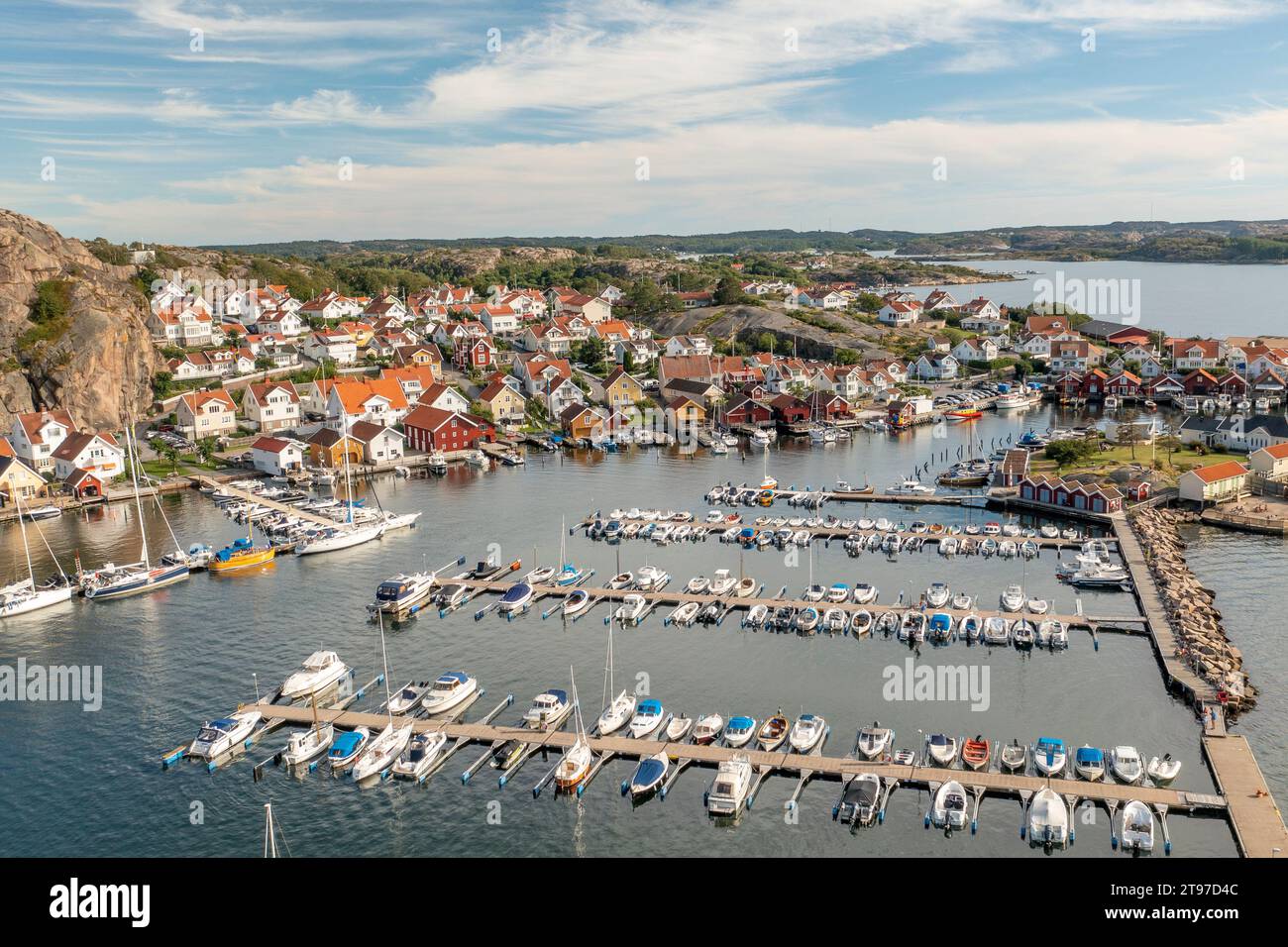 Vue aérienne de Fjallabacka, Suède. Petit village côtier en bord de mer sur la côte ouest Banque D'Images