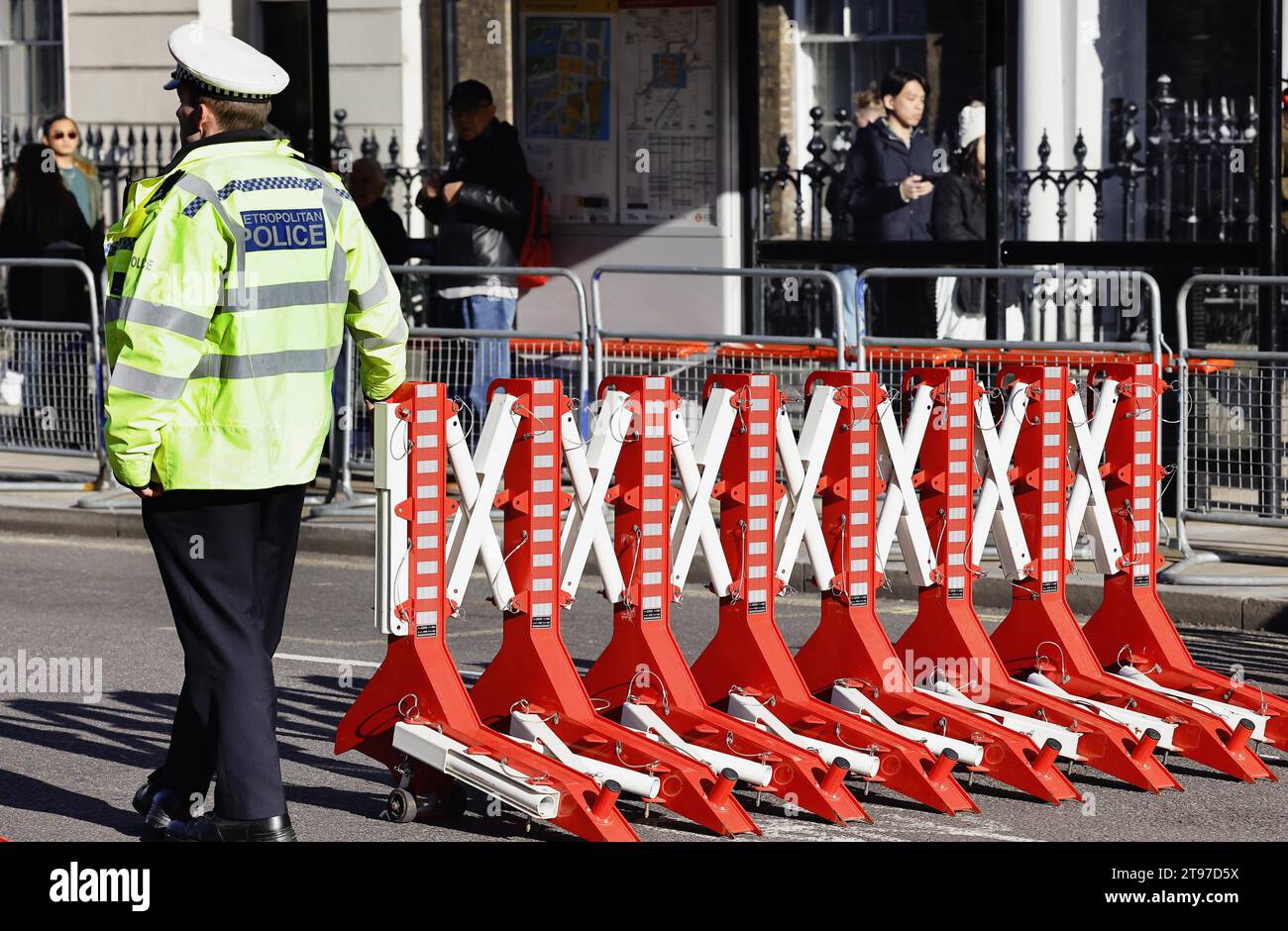 Angleterre, Londres, Whitehall, barrière de circulation de la police et officier de police. Banque D'Images