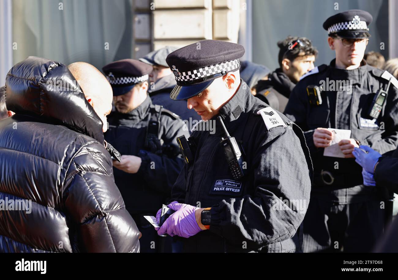 Angleterre, Londres, Whitehall, la police arrête et fouille les partisans présumés de la droite en vertu de l'article 60 de la loi sur la justice pénale et l'ordre public. Banque D'Images