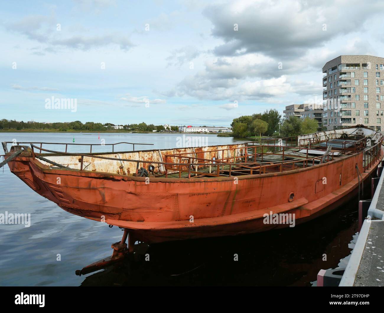 Ancien bateau de station balnéaire dans le port de Rostock. Il est déclassé et témoigne de l'histoire du transport maritime. Banque D'Images
