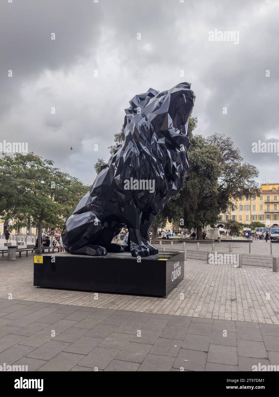 Sculpture d'un lion sur une place publique de Nice par Richard Orlinski. Banque D'Images