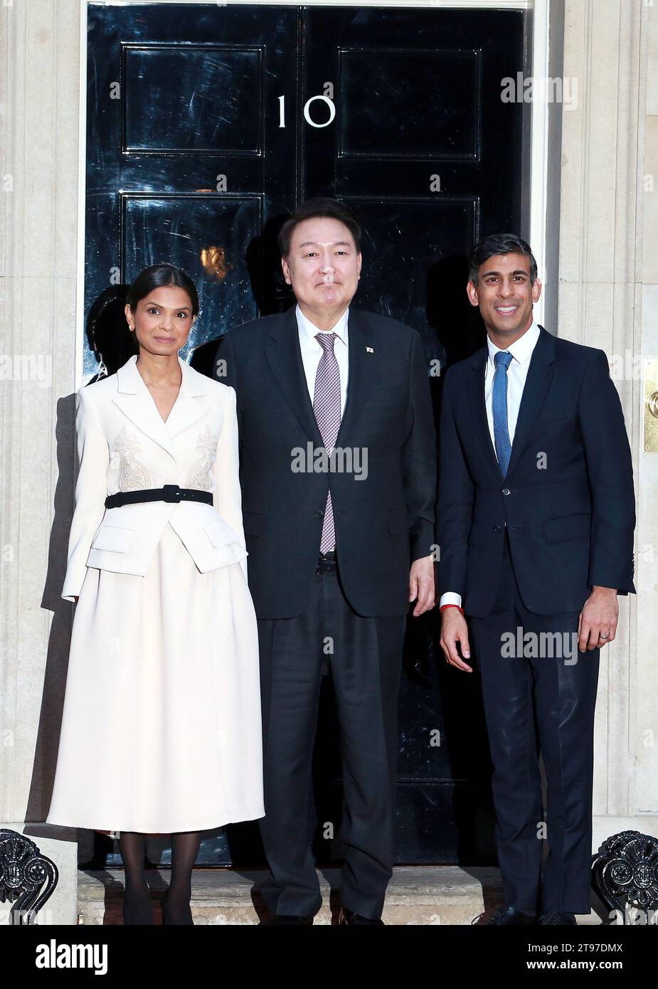 Londres, Royaume-Uni. 22 novembre 2023. Le Premier ministre britannique Rishi Sunak et son épouse Akshata Murty accueillent le président de la Corée du Sud Yoon Suk Yeol (C) à Downing Street alors qu'il effectue une visite d'État à Londres. Crédit : SOPA Images Limited/Alamy Live News Banque D'Images