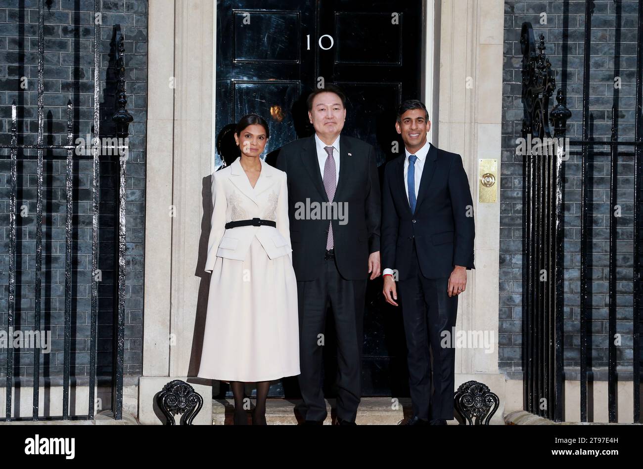 Londres, Royaume-Uni. 22 novembre 2023. Le Premier ministre britannique Rishi Sunak et son épouse Akshata Murty accueillent le président de la Corée du Sud Yoon Suk Yeol (C) à Downing Street alors qu'il effectue une visite d'État à Londres. (Photo Fred Duval/SOPA Images/Sipa USA) crédit : SIPA USA/Alamy Live News Banque D'Images