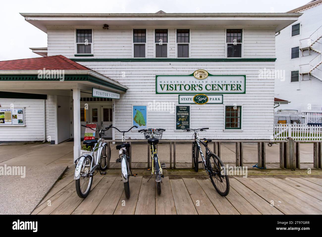 Centre d'accueil sur main Street avec des vélos garés ici, les visiteurs peuvent obtenir des informations sur toutes les attractions du parc d'État de Mackinac Island. Mackinac Island, Michigan, États-Unis Banque D'Images