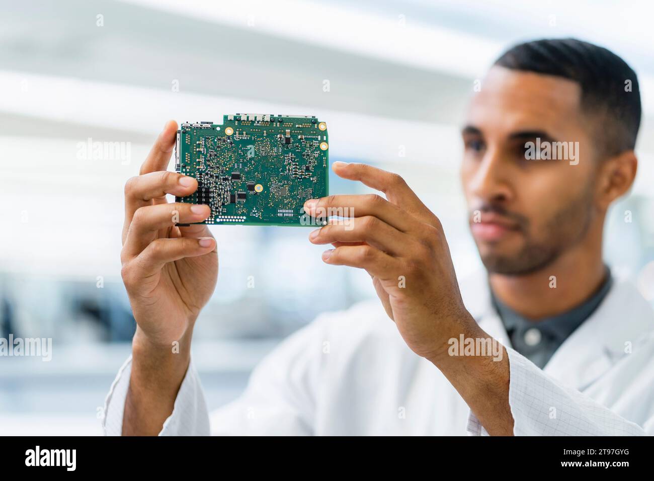 Technicien électricien regardant la carte mère Banque D'Images