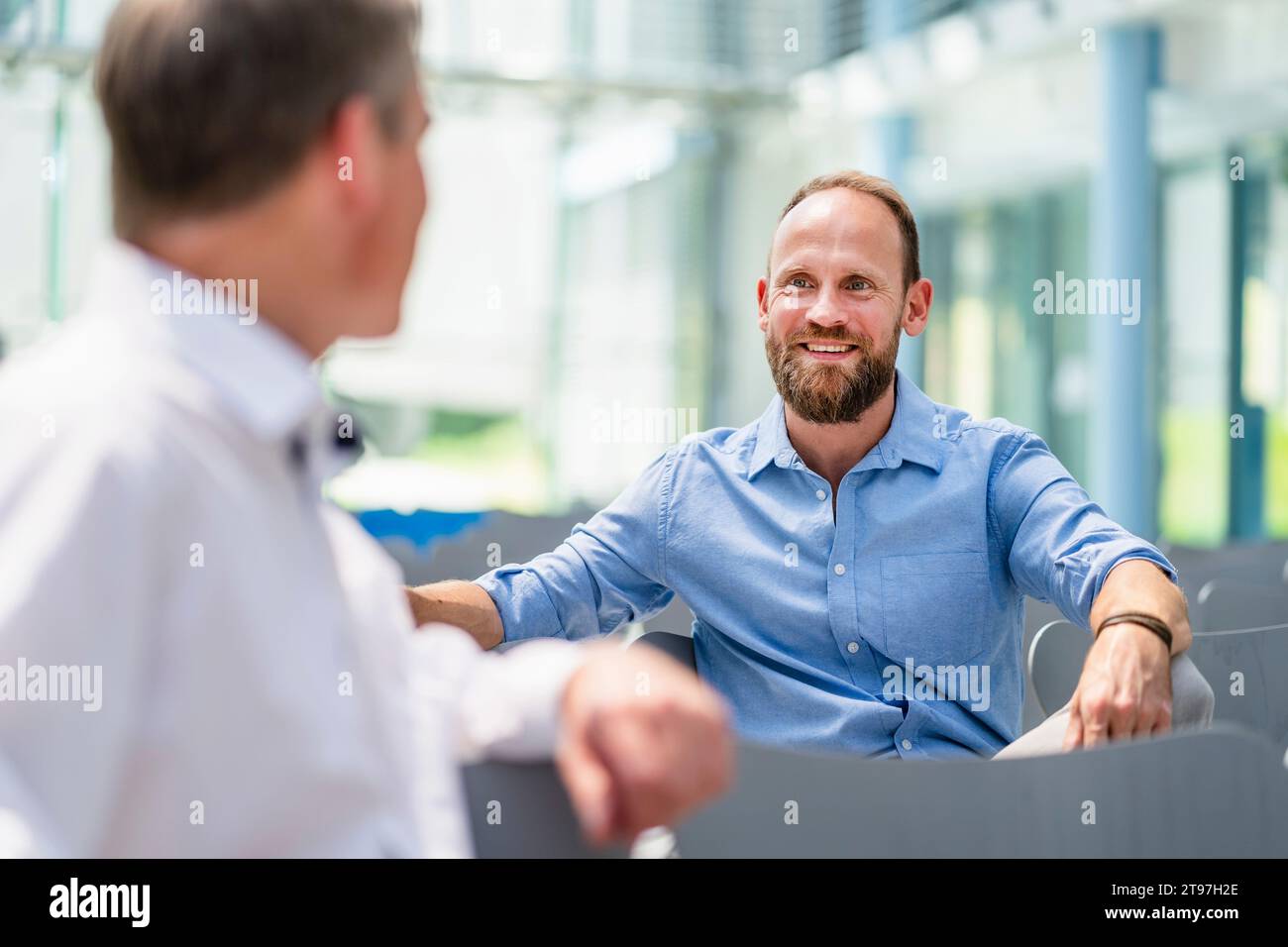 Homme d'affaires confiant rencontrant un collègue dans l'audition de l'entreprise Banque D'Images