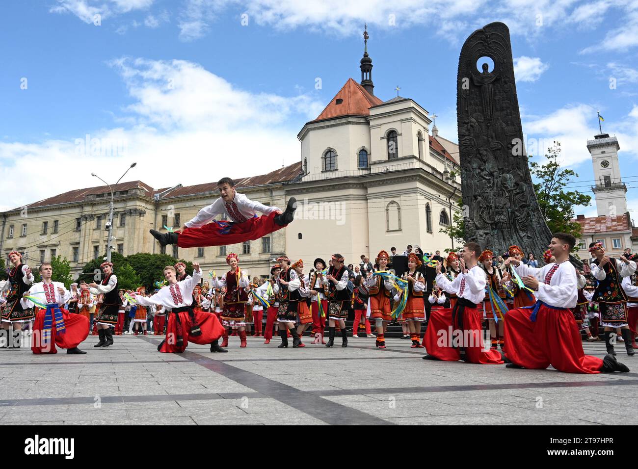 Lviv, Ukraine - 28 juin 2023 : les gens dansent les danses traditionnelles ukrainiennes lors de la célébration du jour de la Constitution de l'Ukraine dans la ville de Lviv Banque D'Images