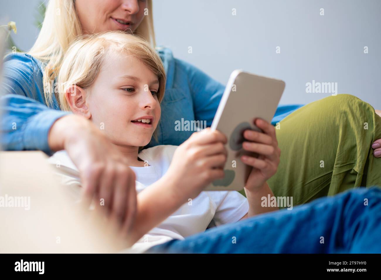 Mère avec fils utilisant une tablette PC à la maison Banque D'Images