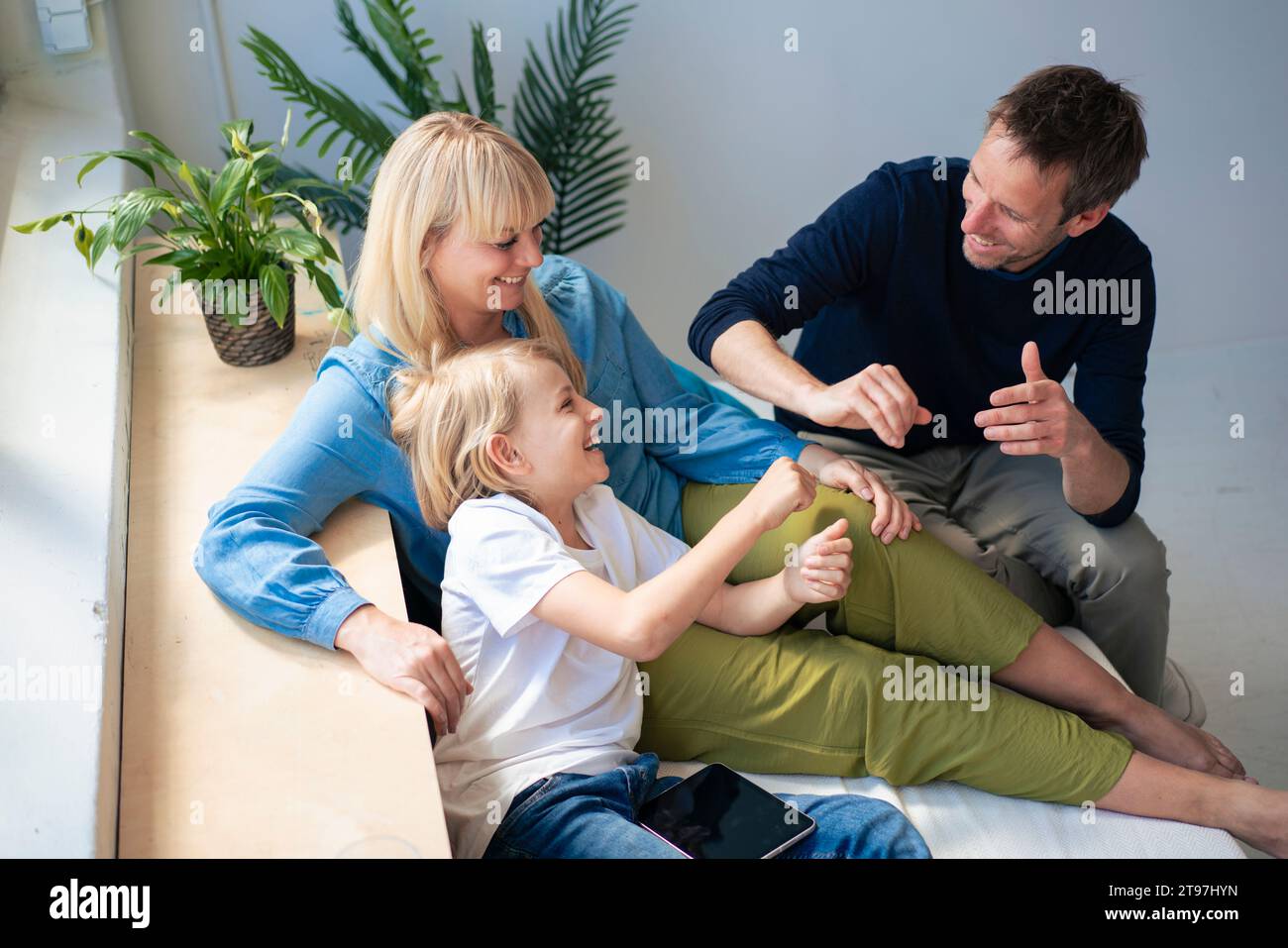 Une famille ravie à la maison Banque D'Images