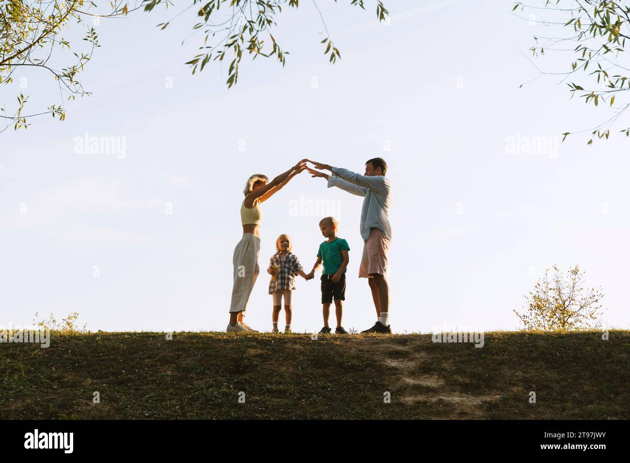 Heureux parents jouant avec les enfants dans le parc Banque D'Images