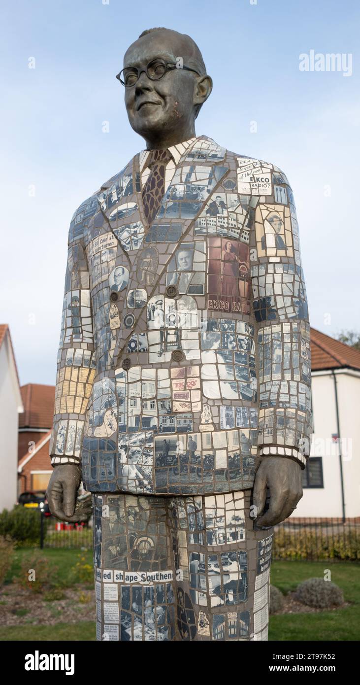 Sculpture d'Eric Kirkham Cole par Anne Schwegmann-Fisher sur le site de l'ancienne et originale usine EKCO à Bellway Homes Estate, Cole Road, Southend, Essex Banque D'Images